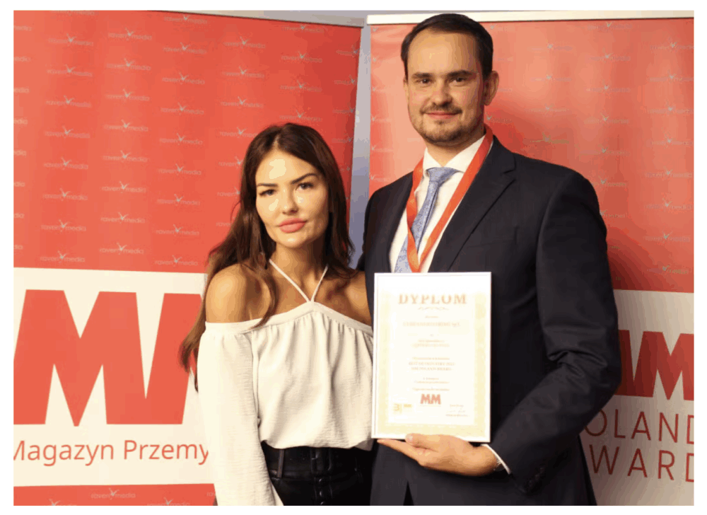 Dwoje ludzi z dyplomem na gali MM Awards.